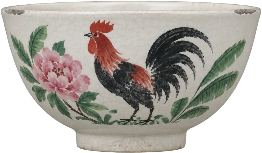 Mangkuk ayam jago: mangkuk keramik putih bergambar ayam jantan berekor hitam, bunga peoni merah muda dan daun pisang.
